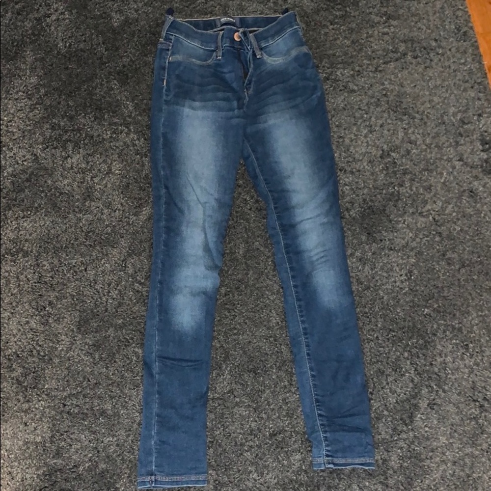 Blue jeggings with washed out thigh